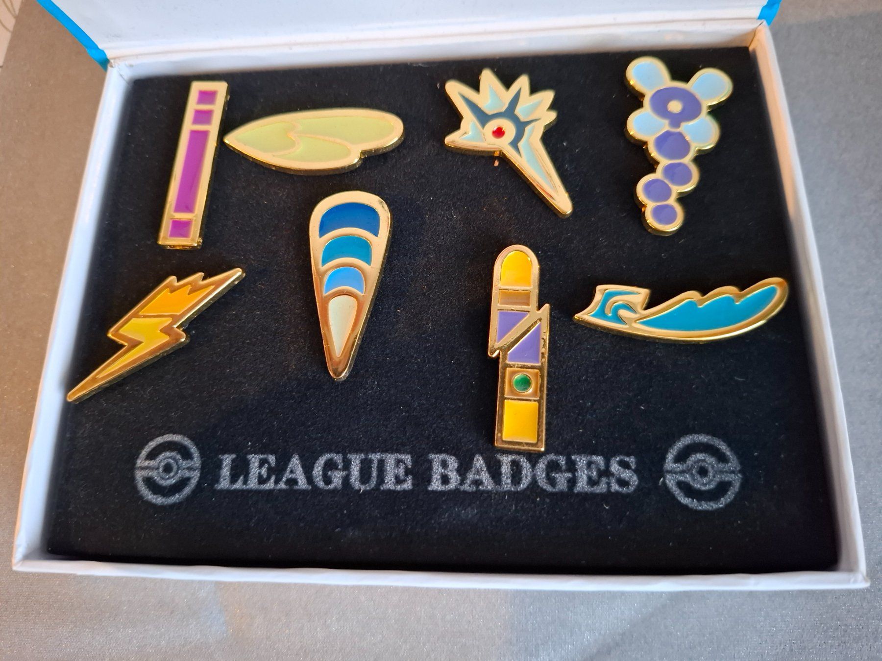 Pokémon Placchette & Badge: Pokemon League Badges 8 Pins – Usato da Hinterkappelen venduto da Schampus