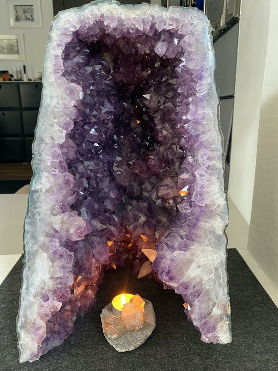 amethyst-druse mit 2 grossen calciten 18,8 kg super qualität 10
