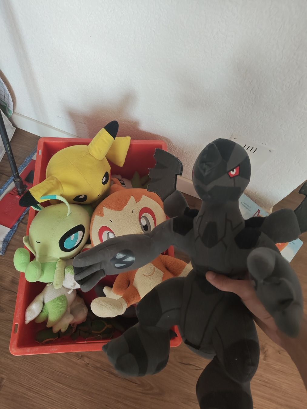 Pokémon Giocattoli: pokemon plüschtier zekrom + weitere – Usato da Ostermundigen venduto da sch_5nwp