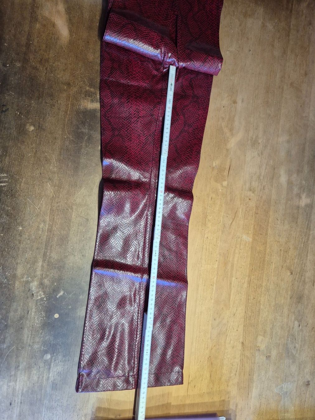 Pantaloni: Rote Hose mit Schlangenprint – Usato da Wettingen venduto da halloween01