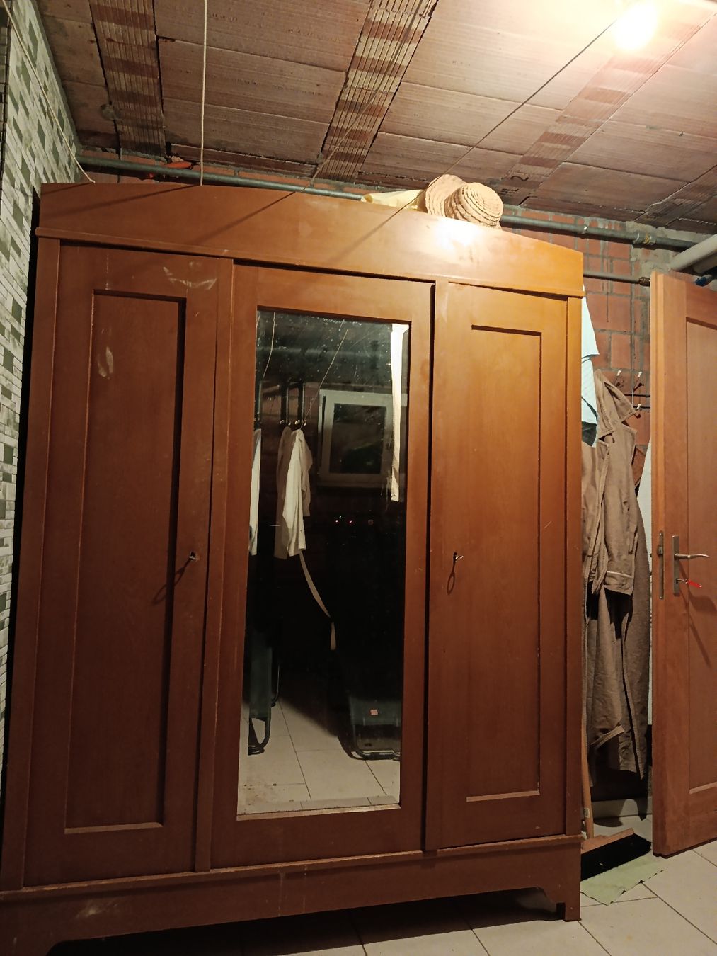 Armoires: voll Holz Kleiderschrank  – D'occasion à Staufen par leo_d5c7