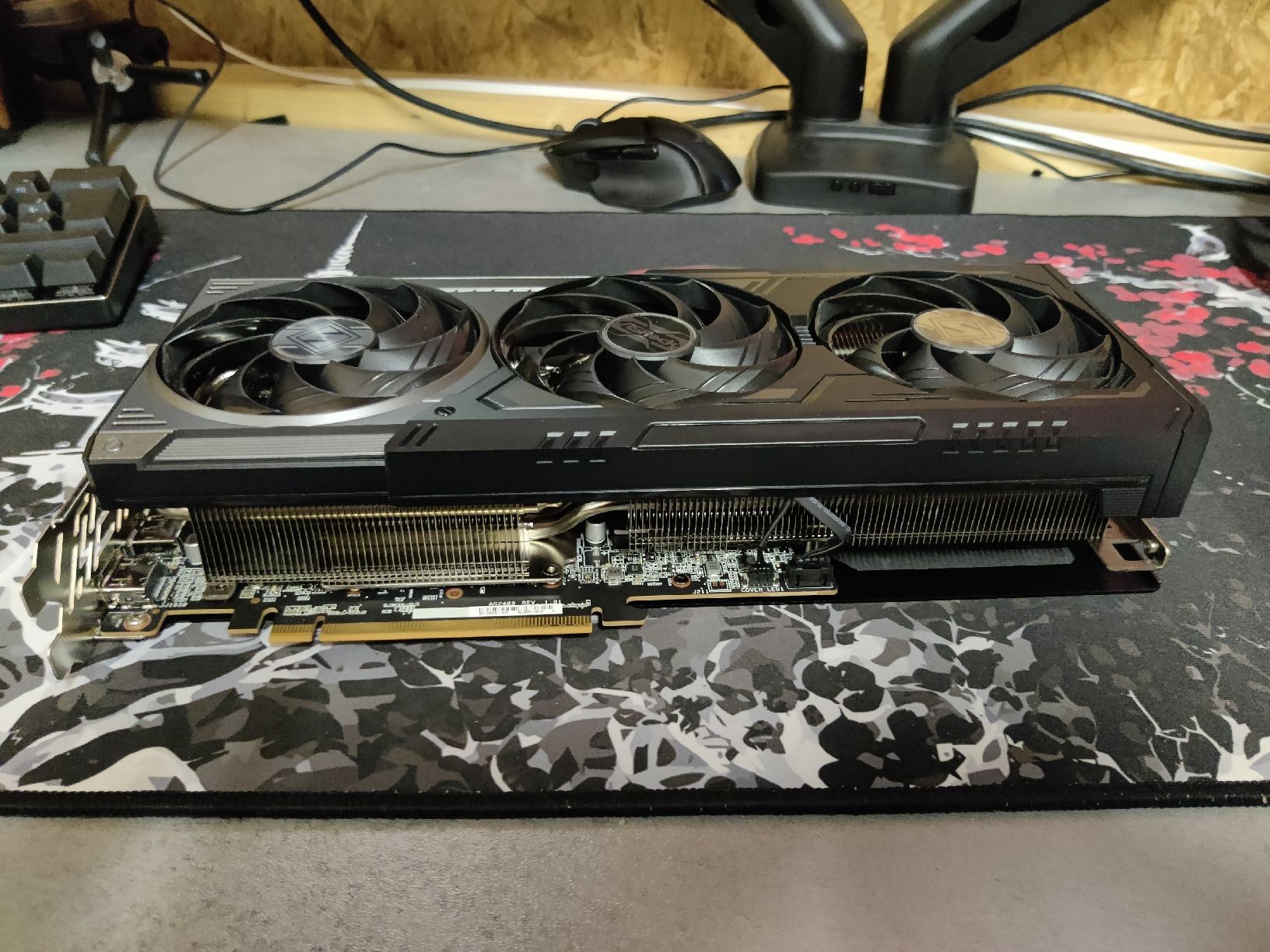 Amd Schede grafiche: RX 9070 XT 16gb Steel Legend – Nuovo (secondo la descrizione) da St-Martin FR venduto da MaxHsr 2