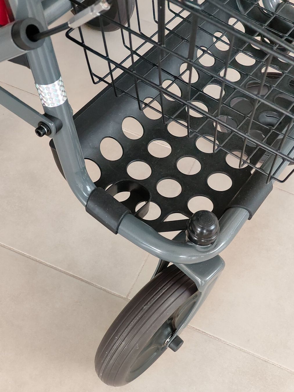 Ausili per la deambulazione: Wohnungsrollator mit Korb und Tablett, ungenutzt – Nuovo (secondo la descrizione) da St. Gallen venduto da Bisaknosp 2