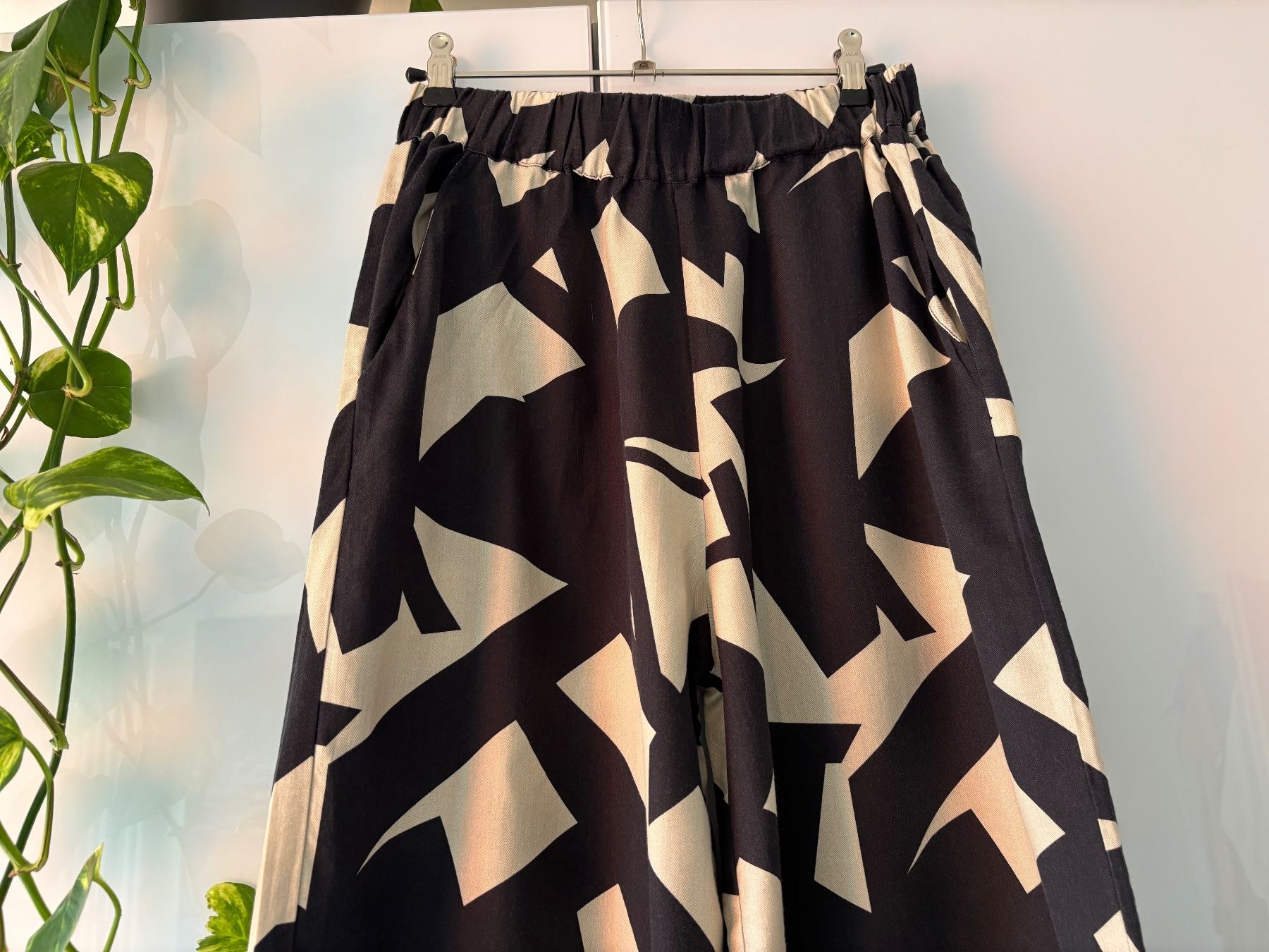 Pantaloni: TARZAN Hose mit abstraktem Muster Gr. XS – Usato da Zürich venduto da missmodernage 2