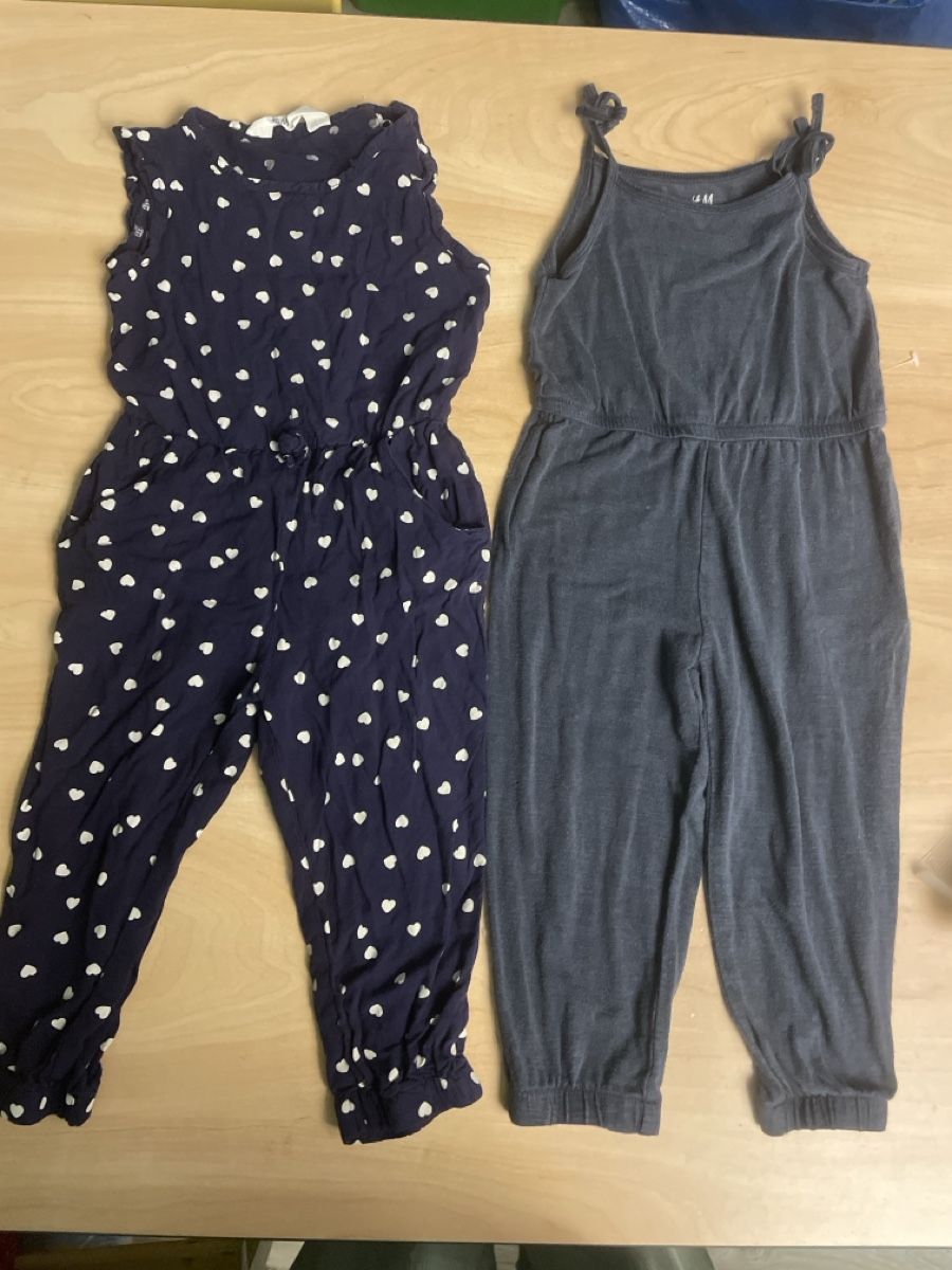 H&M Tute: 2 H&M Overall Kinder Gr. 92  – Usato da Obergerlafingen venduto da cabo4