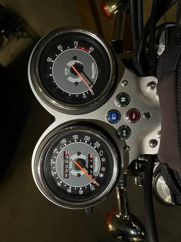 Chopper: 2008 Triumph boneville t100 – Usato da Genève venduto da Moe22 2