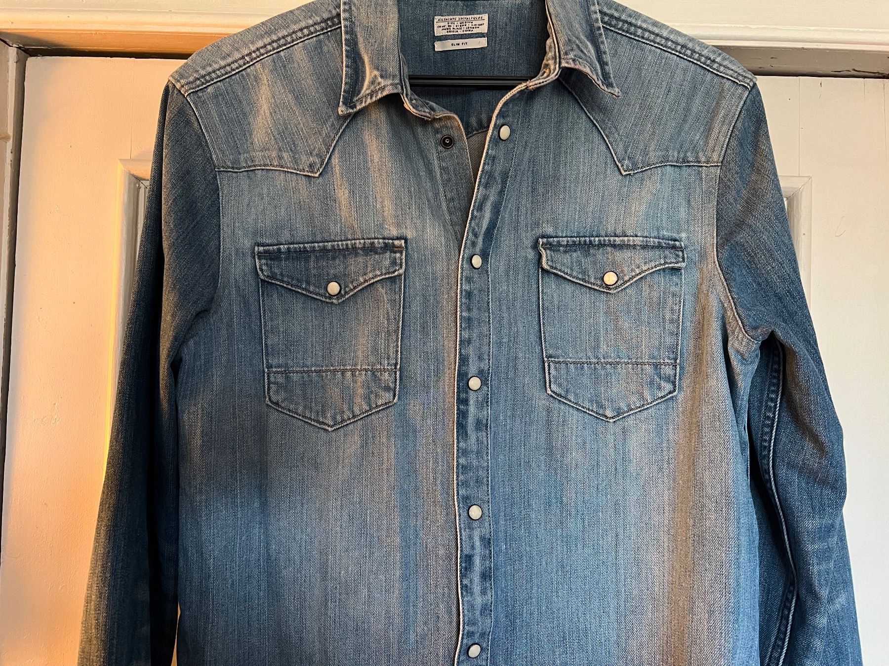 Allsaints Hemden: All Saints Denim Hemd, Slim Fit, Grösse M. – Neu (gemäss Beschreibung) aus Biel/Bienne von Girasole232 3