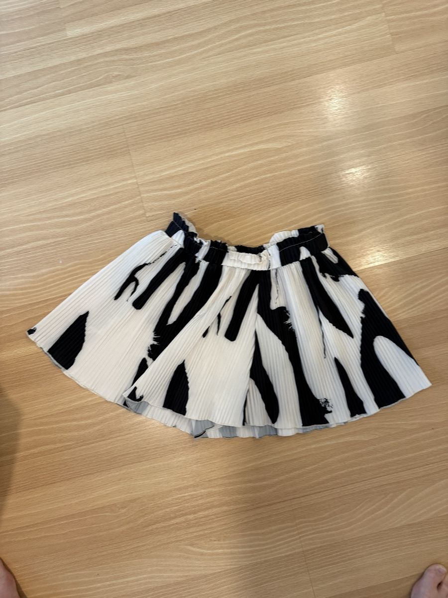 Hosen: Plissee-Shorts in Schwarz-Weiss  – Gebraucht aus Luzern von vqu_8gks