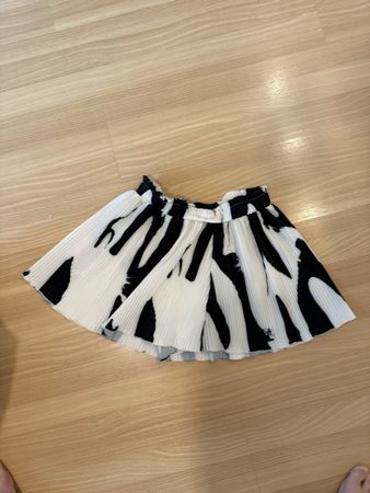 Plissee-Shorts in Schwarz-Weiss 