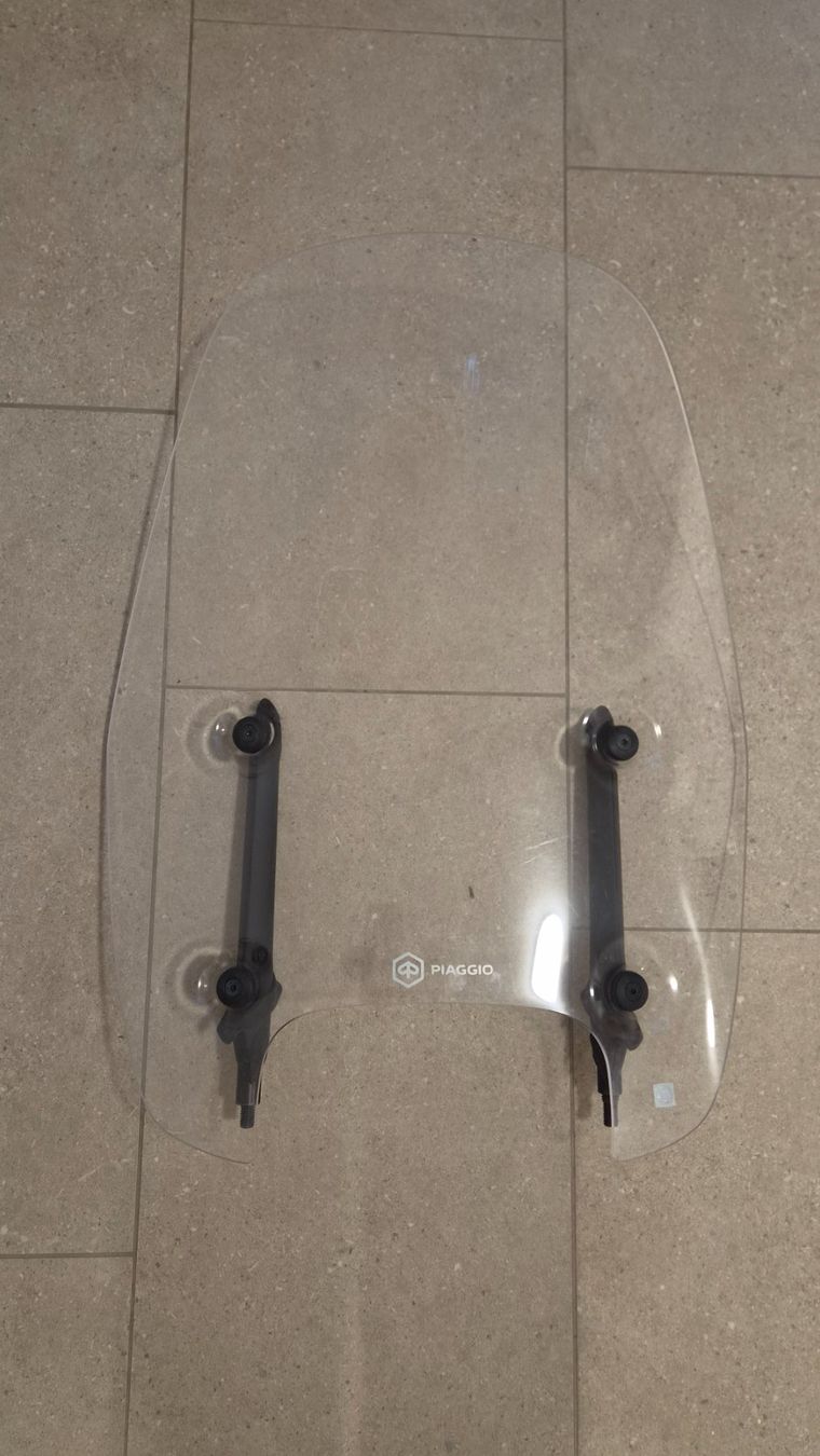 Piaggio Scooters: Windshield Piaggio Medley 125 – D'occasion à Greppen par arno5981A
