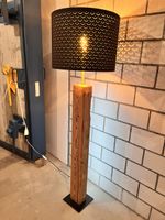 DIY Stehlampe aus Altholz mit indirekter Beleuchtung