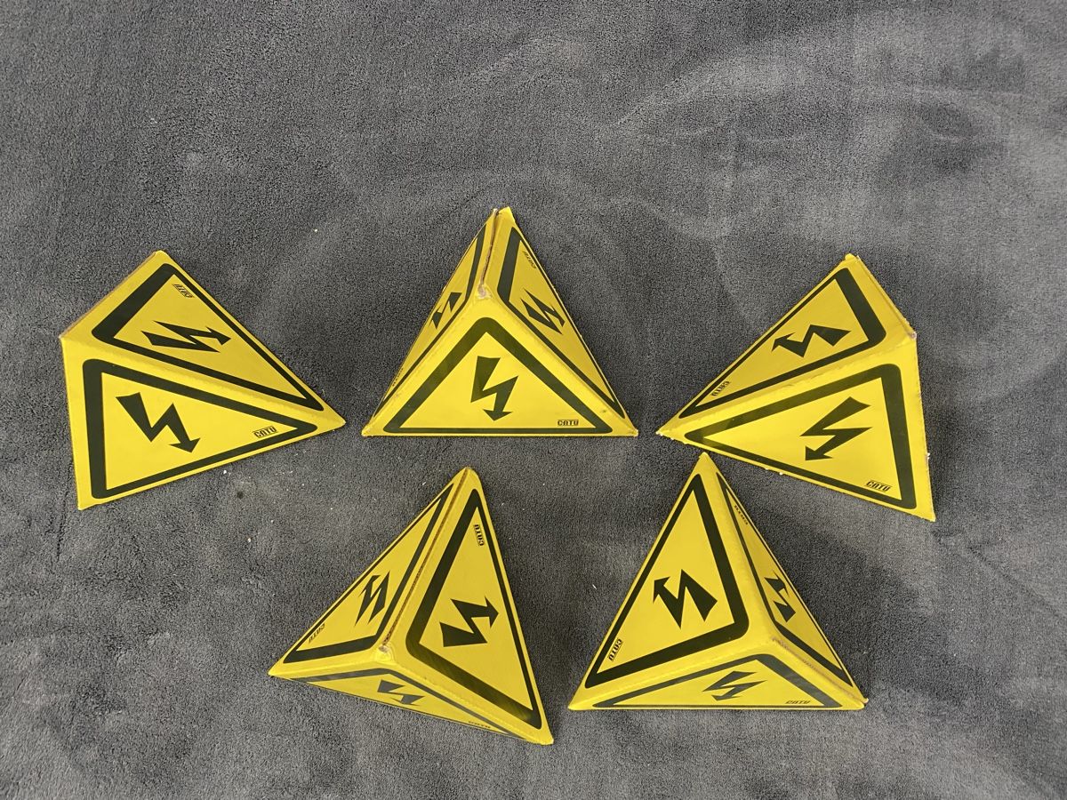 Insegne: Warnpyramiden für Hochspannung magnetisch – Usato da Hägglingen venduto da Karin0802 7