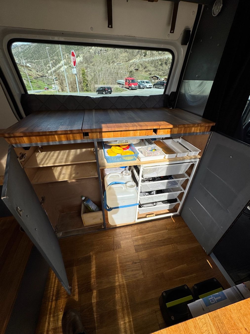 Mercedes-Benz Camping Fahrzeuge: Abenteuerbereit: Mercedes-Benz Sprinter Camper – Gebraucht aus Naters von ana_9gx8 8