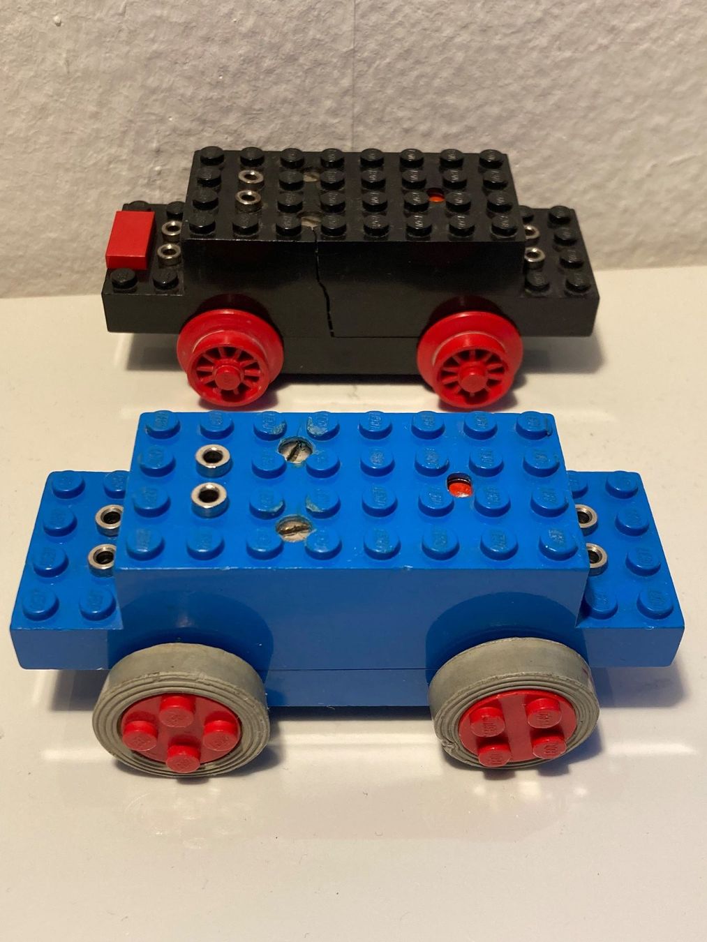 Lego Giocattoli: 2x LEGO Eisenbahn Antriebsblöcke 4V – Usato da Rombach venduto da polymerase01 1