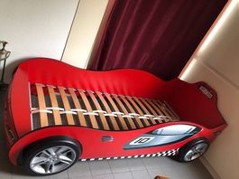 Lit enfant en forme de voiture