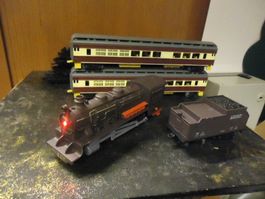 EISENBAHN LOKOMOTIVE von FENFA  2+1 WAGGONS Sehn Sie Bilder