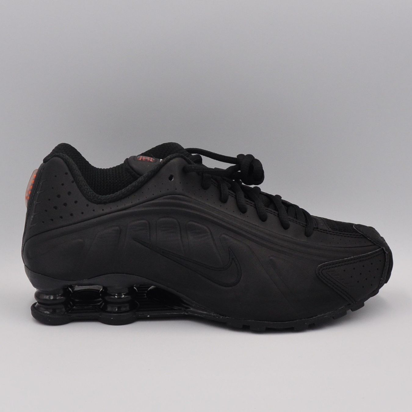 Nike Herrenschuhe: Nike Shox R4 Black 38.5 – Neu und originalverpackt aus Bern von SneakerheavenLT