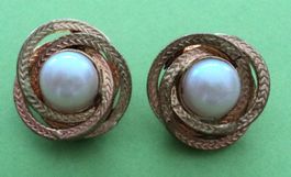 Boucles d'oreilles rondes en fausses perles à clips.