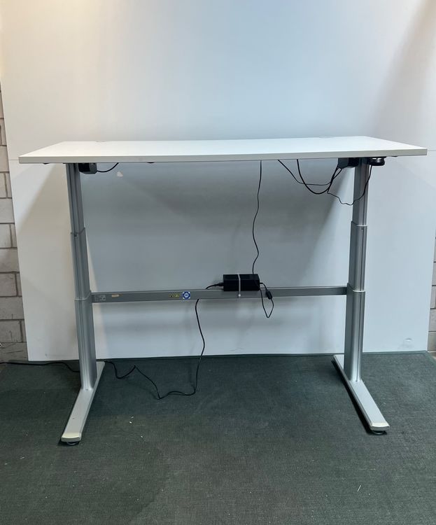 Scrivanie: Sitz-/Stehtisch elektrisch höhenverstellbar aus Liquidation – Usato da Wangen an der Aare venduto da TBYN 3