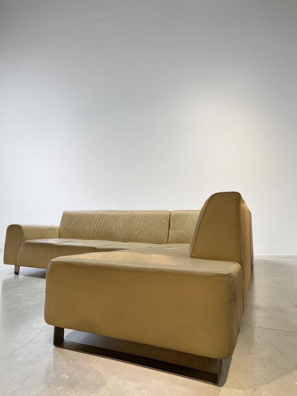 Divani: Ecksofa aus Echtleder mit longchair creme – Usato da Fehraltorf venduto da Sofalab.swiss 1