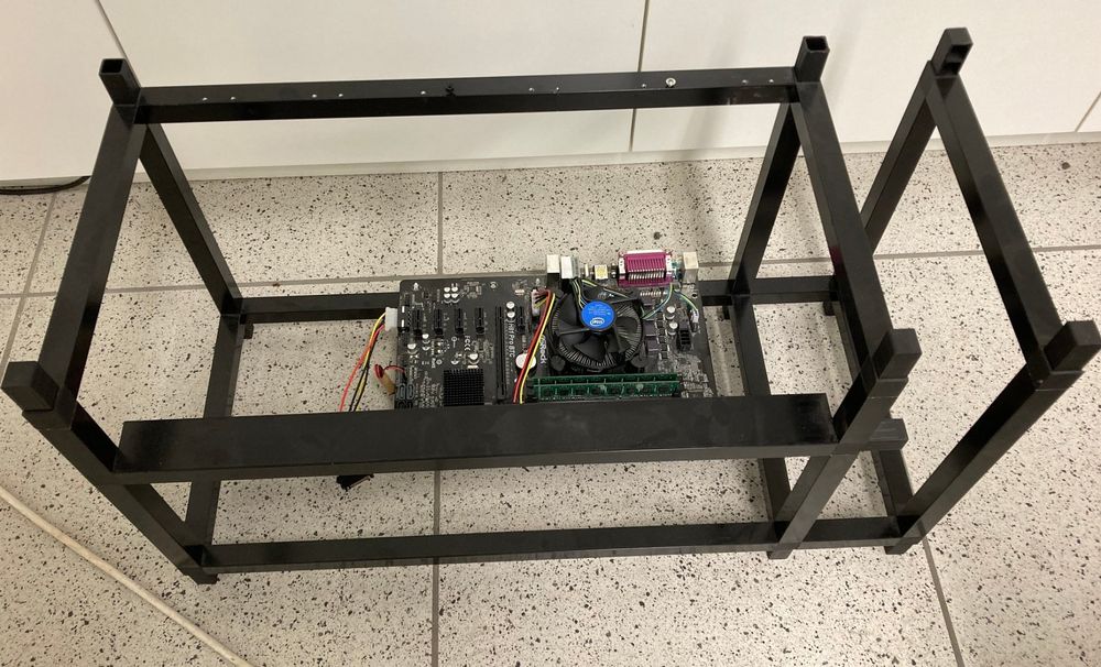 Coin Miner: Entry Mining Rig Frame – Usato da Wettingen venduto da Schabernack_sam