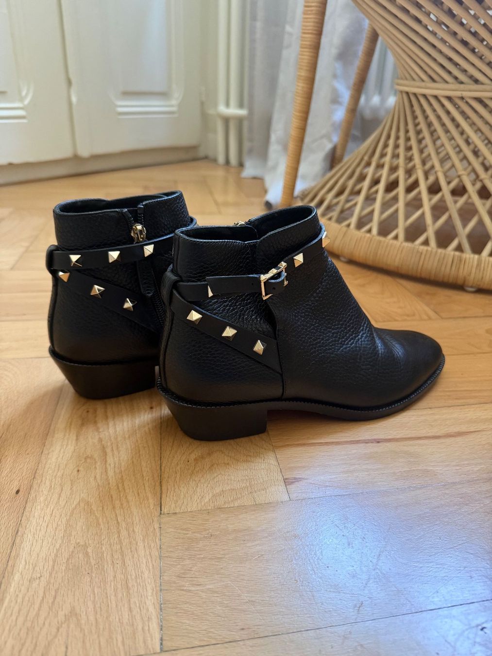 Valentino Scarpe da donna: Bottines VALENTINO Rockstud cuir noir – Usato da Geneve venduto da Salomevergne 1