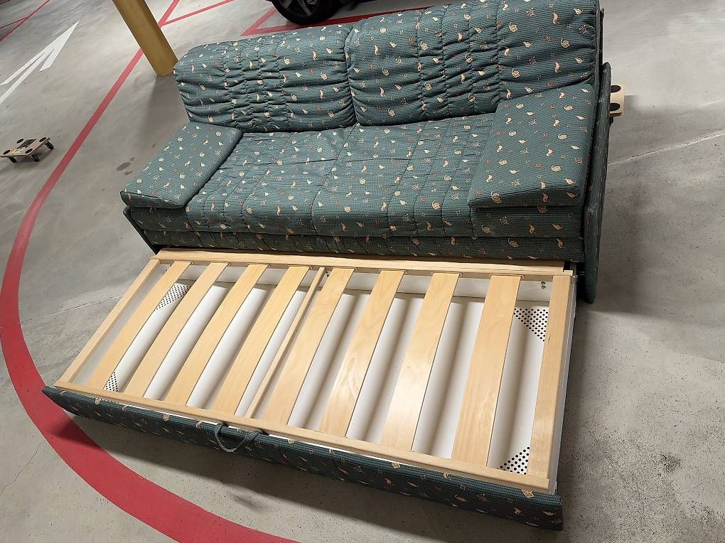 Sofas: Schlafsofa zu verschenken  – D'occasion à Zürich par and_9bmb 2