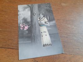 KITSCH - FRAU - HERZ in BAUM RINDE - KOLORIERT GLITZER