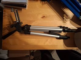 Neuwertiges, leichtes 80cm Dreibeinstativ mit Wasserwage