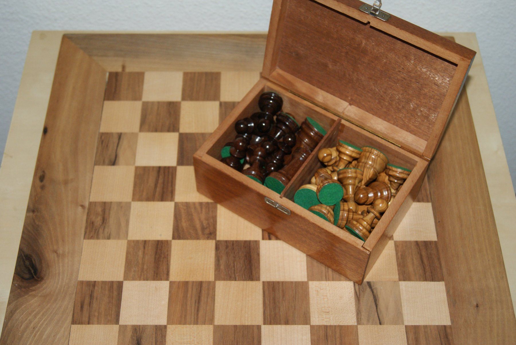 Giochi: Schach mit Figuren aus Holz, Schachbrett – Usato da Zürich venduto da Widi1 9