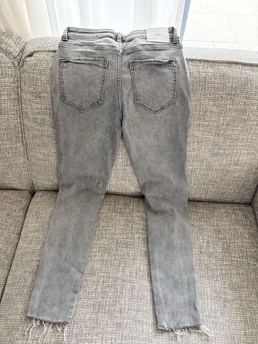 Zara Jeans: Zara Jeans Grau, Top Zustand, Grösse 36 – Gebraucht aus Münchenstein von Miresolese 1