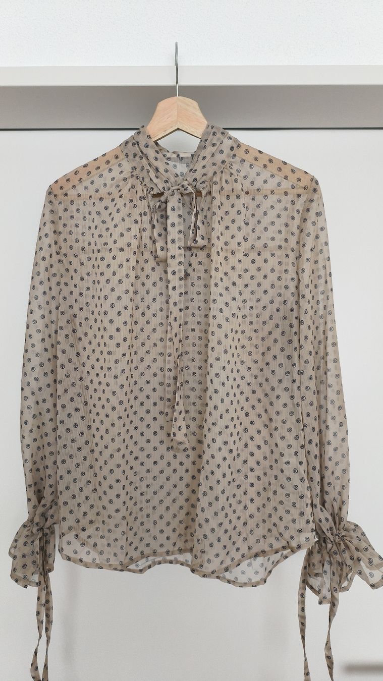 Blusen: Translucent Beige Blouse with flower pattern, ideal for offi – Neu und originalverpackt aus Erlenbach ZH von rem_p5dd