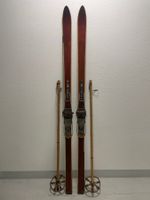 Ski (A 9), Holzski von ca. 1950 mit Stöcken