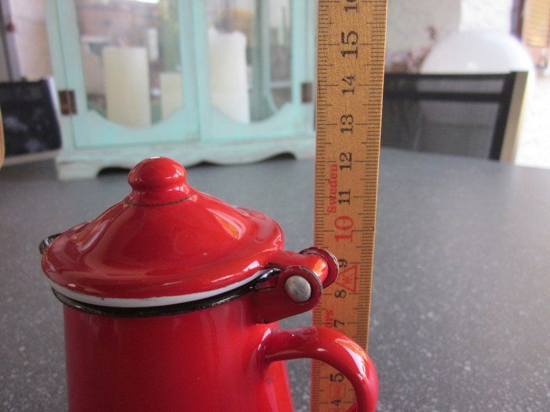 Teiere: Kleiner Email-Krug rot, mit Deckel, Höhe ca. 13 cm – Usato da Bischofszell venduto da raika 9