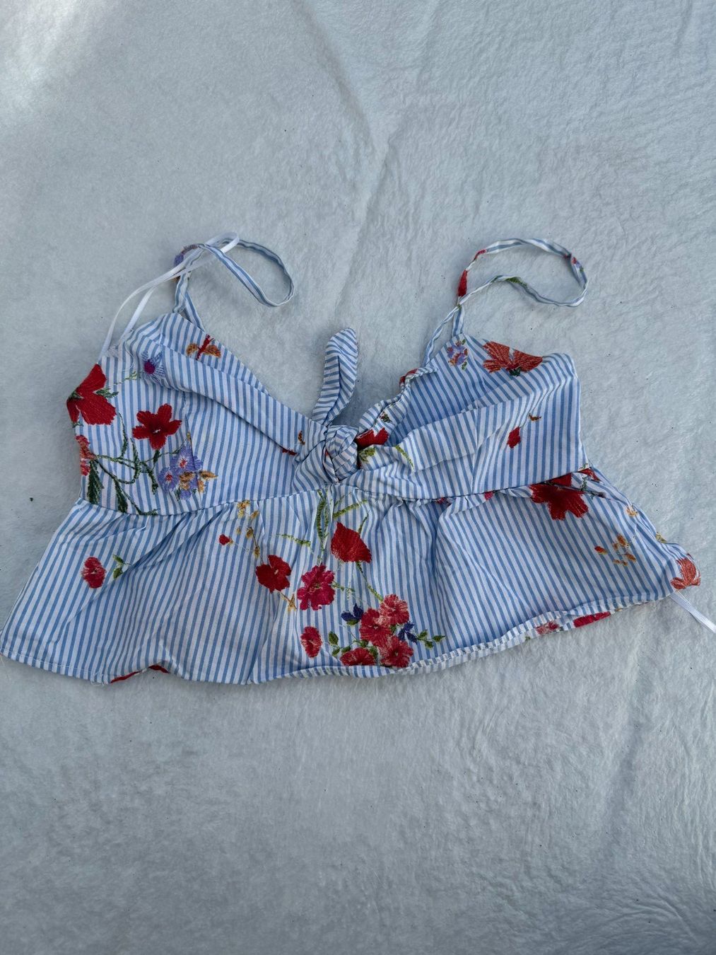 Pull&Bear Top: Haut bleu ciel PULL&BEAR avec motifs à fleurs rouge, T.S – Nuovo (secondo la descrizione) da Vandoeuvres venduto da Zoccoli11