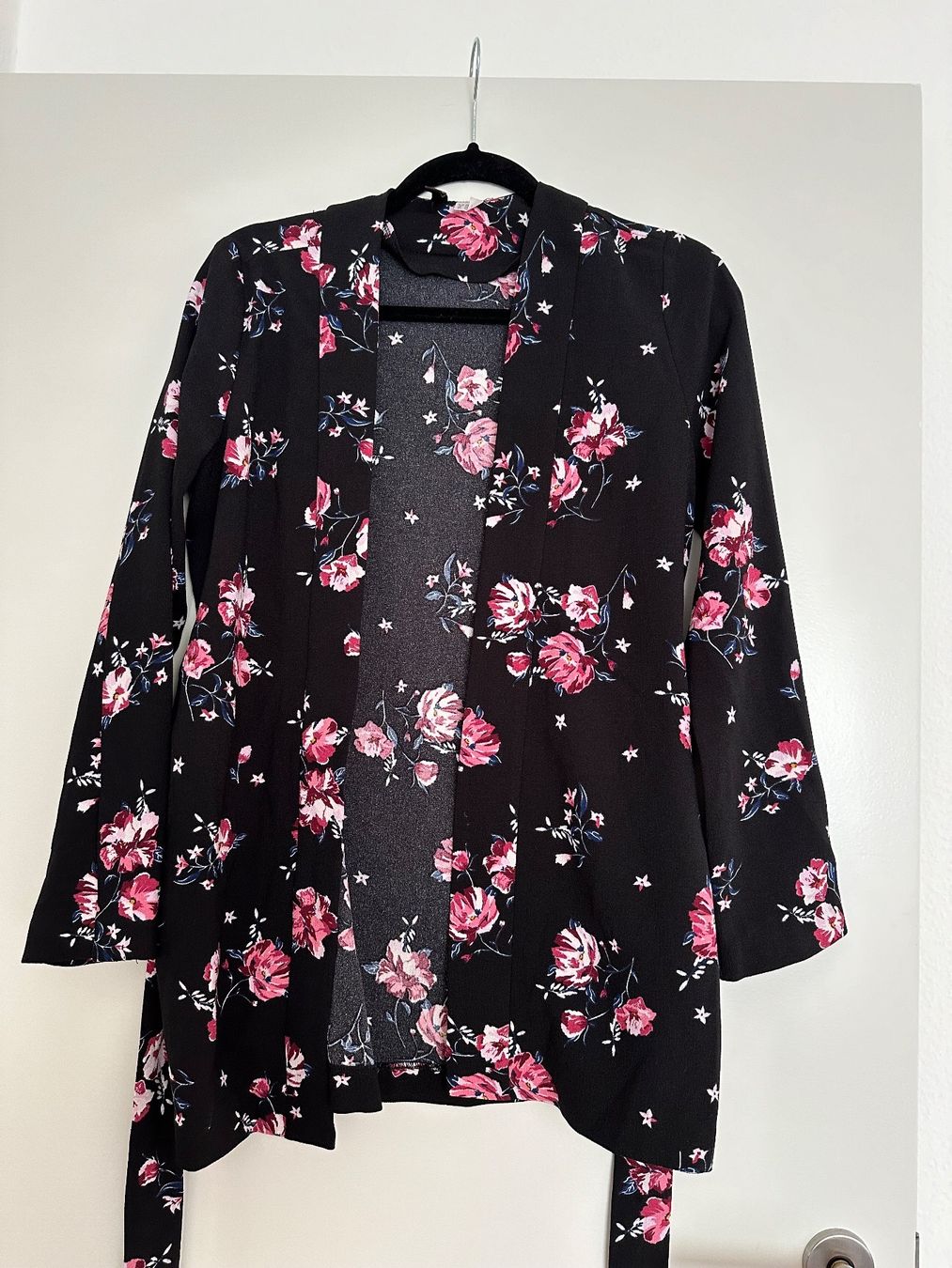 Art international: Kimono mit Gürtel und Blumenmuster – Neuf (Voir description) à Lustmühle par sar_7xmy 1