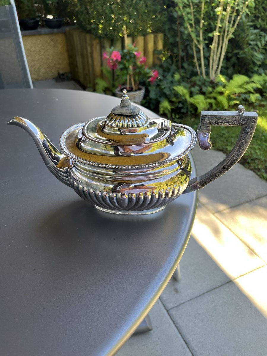 Set di piatti: Teeservice versilbert England 4-teilig mit Tablett – Usato da Erlenbach ZH venduto da Peki50 1