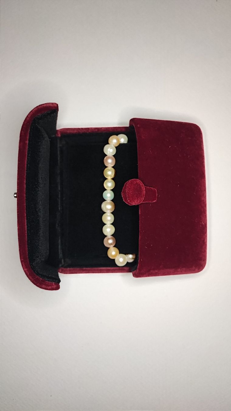 Bracciali & Braccialetti: elegantes Perlenarmband in Schmuckschatulle – Nuovo e nell'imballaggio originale da Gstaad venduto da Kunst1996 2
