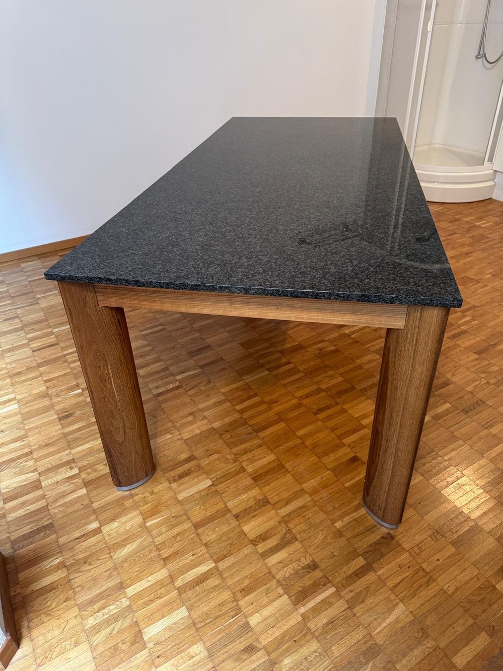 Set de table et chaises: Nussbaum Esstisch mit 6 Stühlen – D'occasion à Uerikon par Flimppi 4
