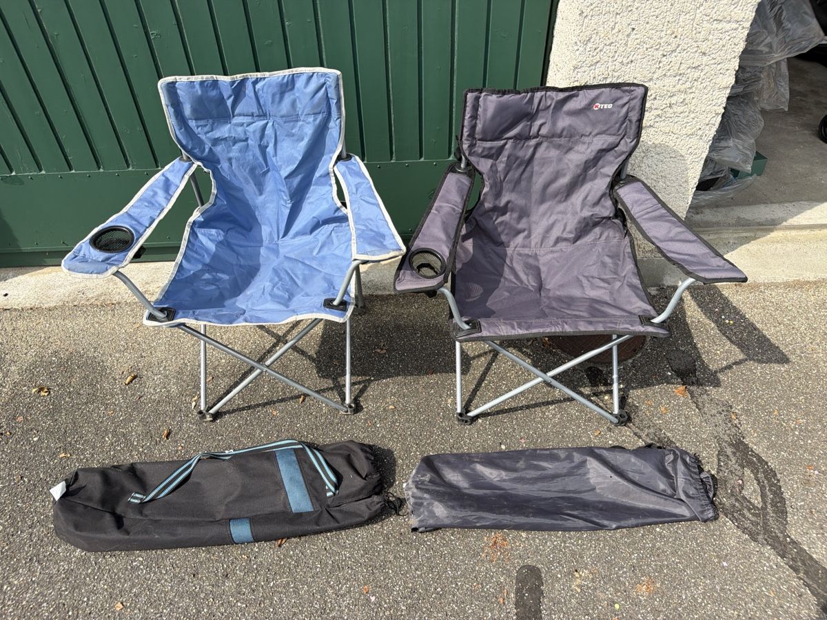 Stühle: 2 Campingstühle mit Tragetasche verschiedene Farben – Gebraucht aus Münchenstein von Maikhenky