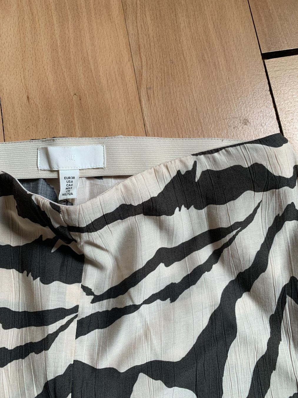 H&M Pantaloni: Zebra Hose crème-olivgrün - 38 – Usato da Zürich venduto da Diazaio 2