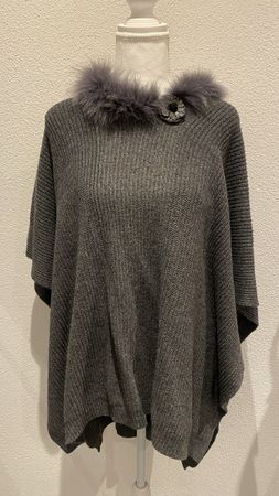 Edler Strick-Poncho mit Pelzkragen - Kuschelig für Winter!