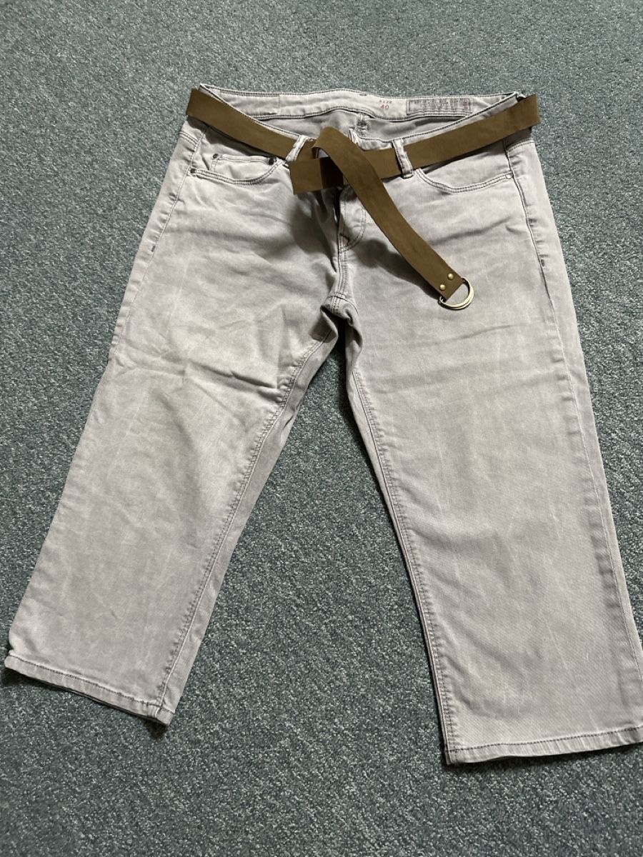 Esprit Pantaloni: Capri Hose mit Gürtel edc – Nuovo (secondo la descrizione) da Baltschieder venduto da YmroBe