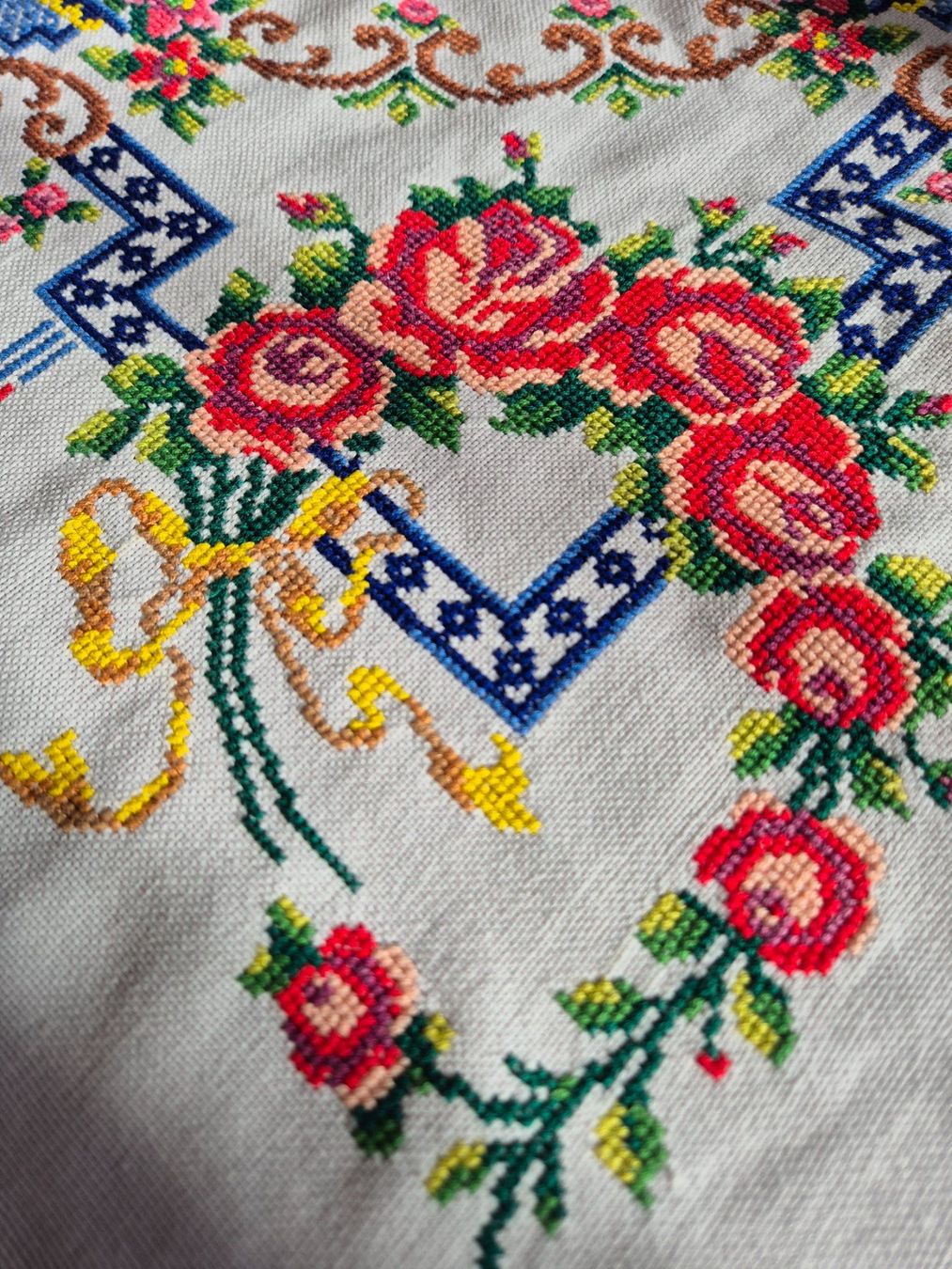Altra biancheria da tavola: Handgestickte Tischdecke mit Rosenmuster, Vintage Stil – Usato da Bern venduto da aronari
