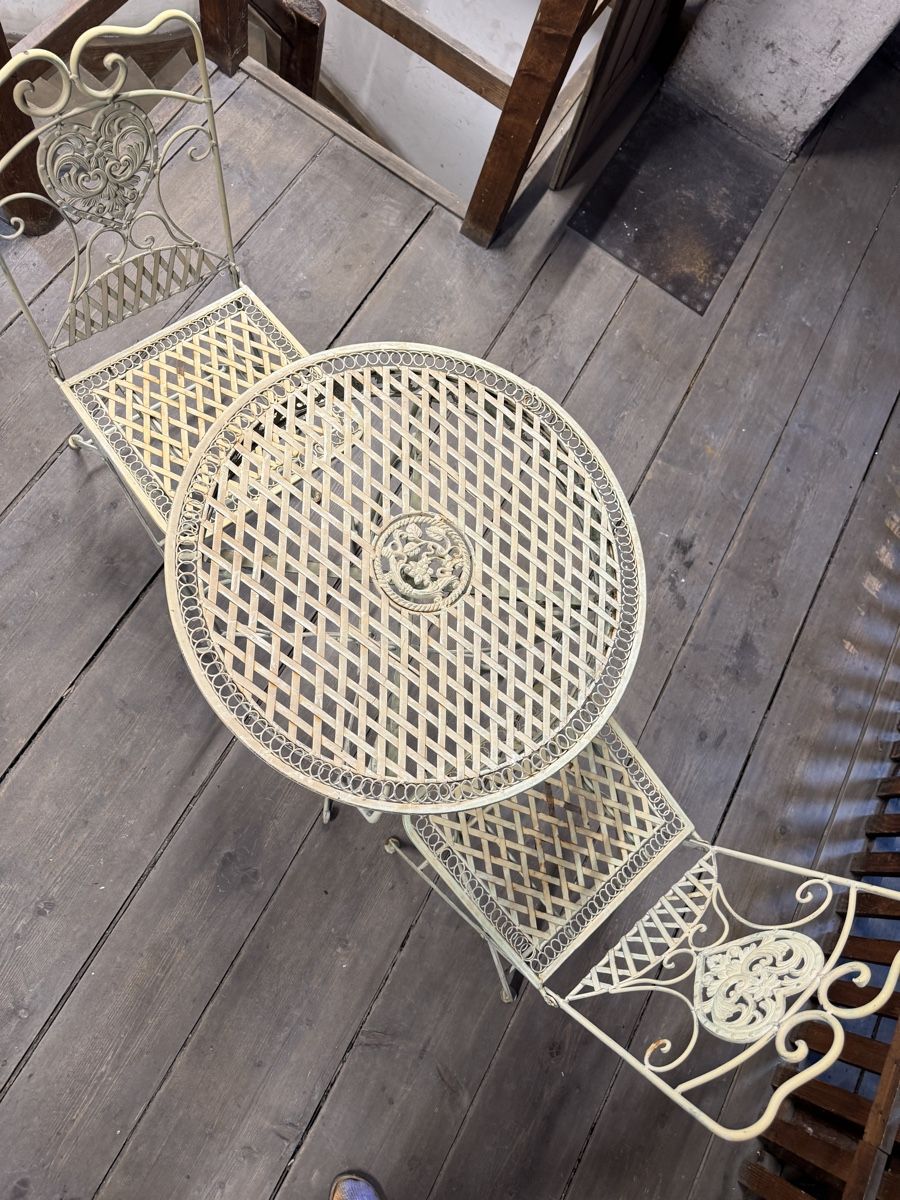 Set di tavolo e panche: Vintage Gartenmöbel Set - Bistrotisch mit 2 Klappstühlen – Usato da Basel venduto da domu.xyz 4