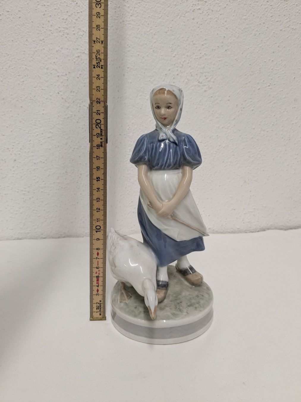 Royal Copenhagen Statuette: Royal Copenhagen Mädchen mit Gans 527 – Usato da Weinfelden venduto da blaukreuz_brocki_TG 6