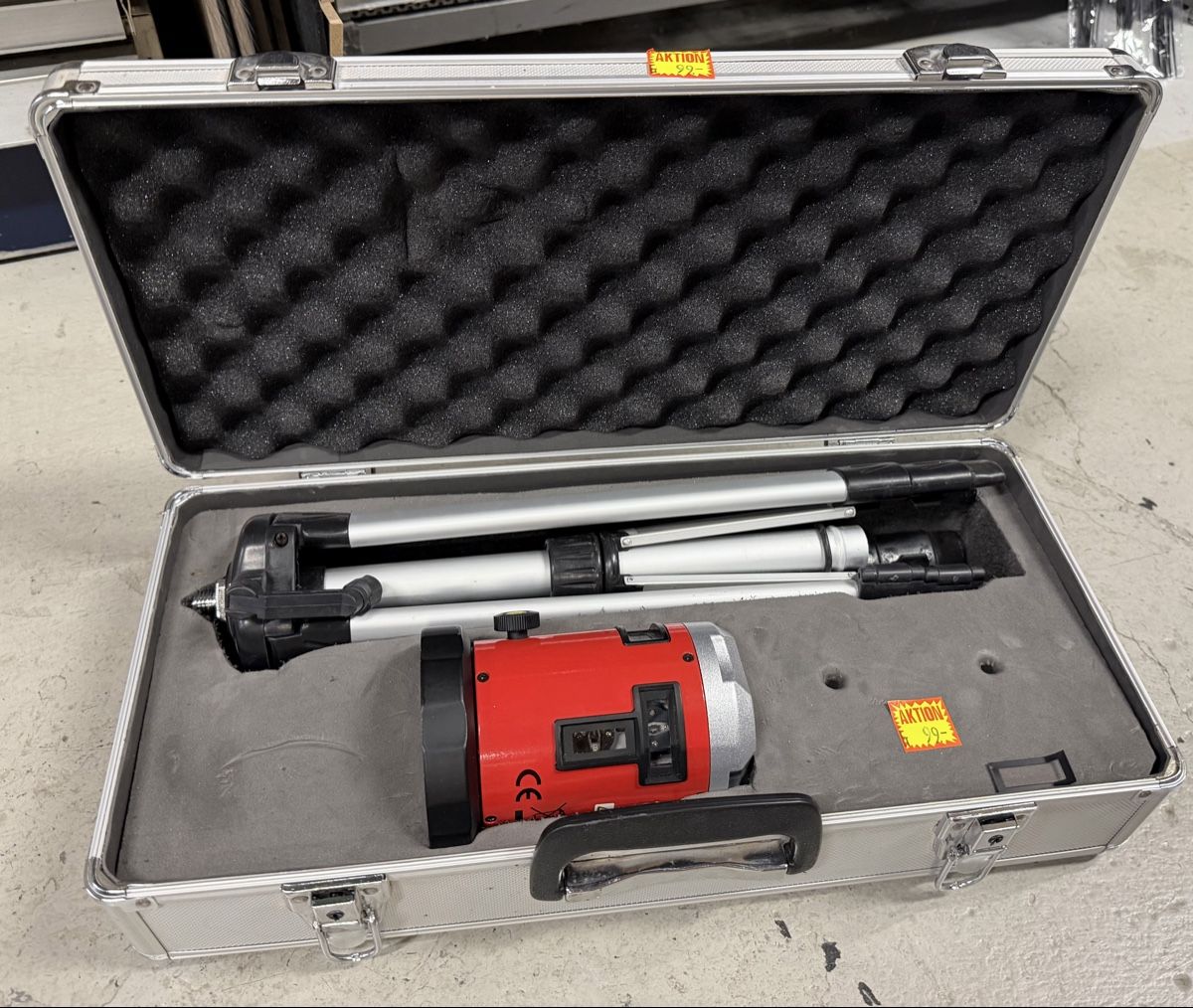 Laserliner Messen: Laser Nivellierger t LUX-TOOLS mit Stativ und Koffer – Gebraucht aus Interlaken von Skandalpreis