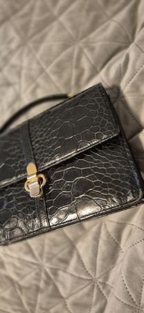 Vintage Style Handbag - Chic and Timeless Design 👜🖤