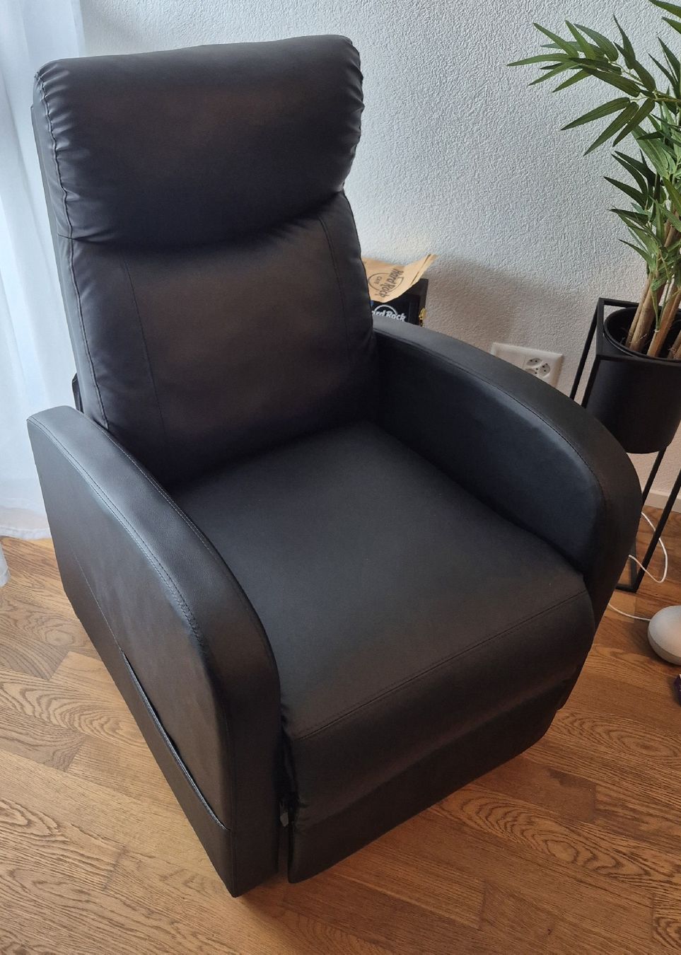 Gonser Poltrone: Schwarzer Relaxsessel LUCE mit Liegefunktion, neuwertig – Usato da Worb venduto da StreetChilla
