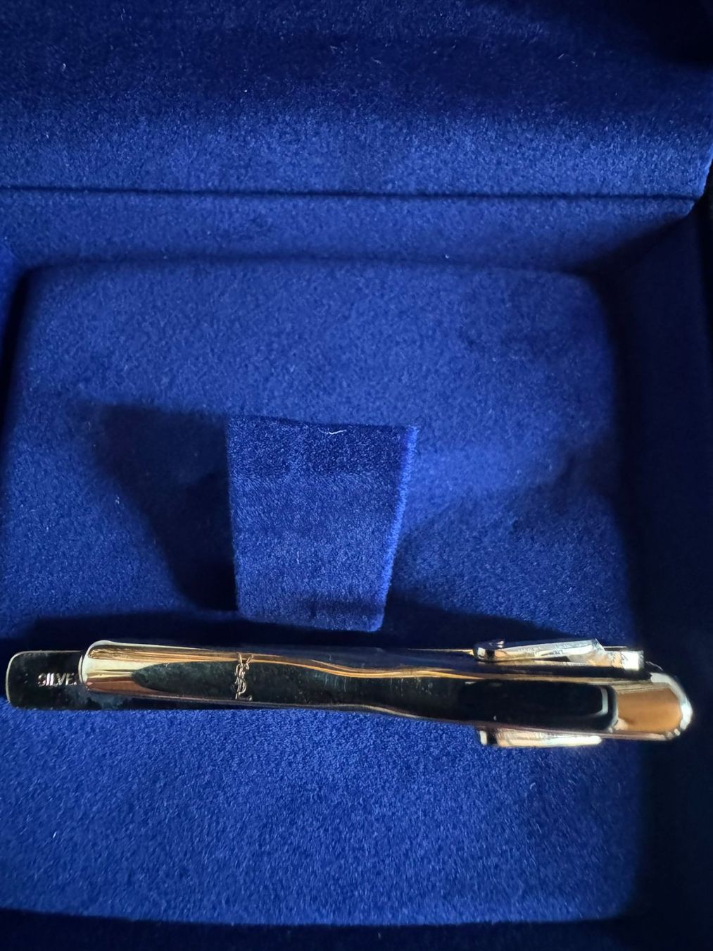 Saint Laurent Spille & Fermagli: Yves Saint Laurent Krawattenklammer Silberfarbe Box – Nuovo (secondo la descrizione) da Winterthur venduto da Dejv 1